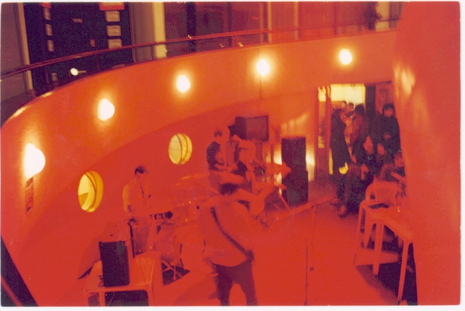 FLAMA en vivo durante una presentación en sala