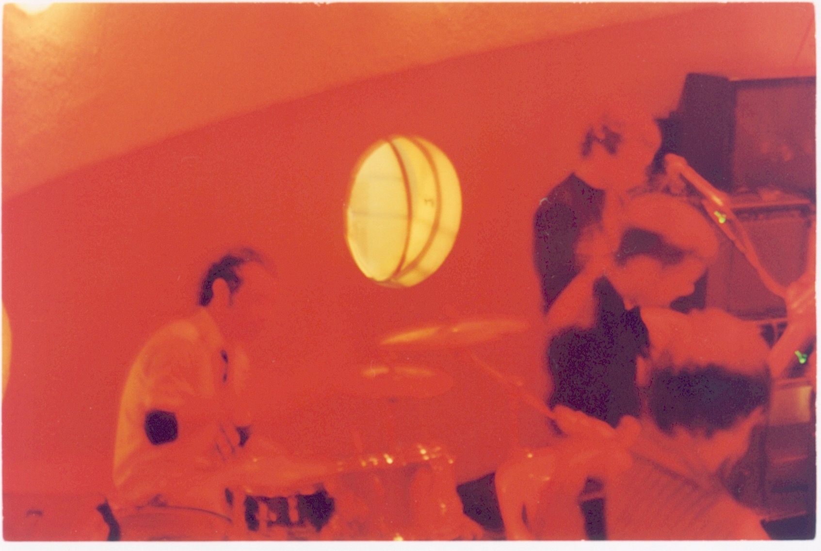 Detalle análogo de FLAMA durante una presentación en vivo